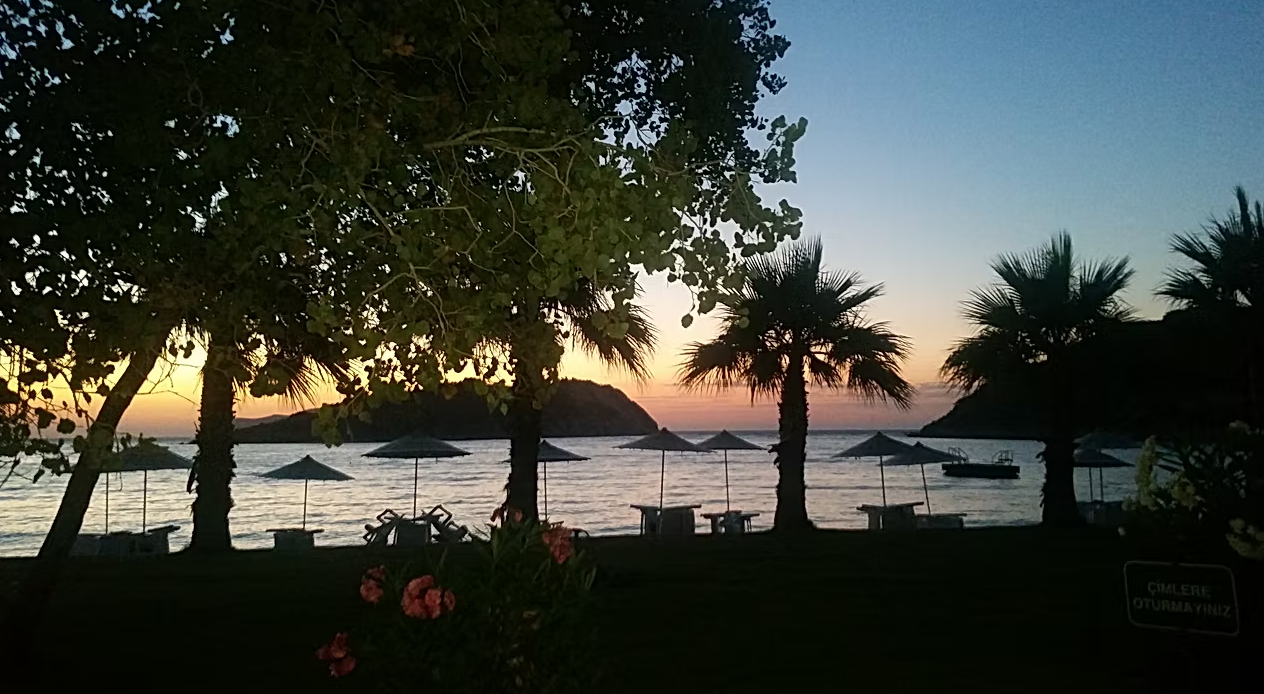 Tisan sahilinde şezlonglar
